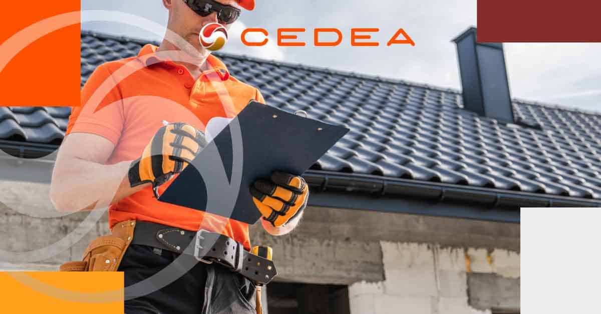 Professionista CEDEA che supervisiona la sicurezza in un cantiere edile